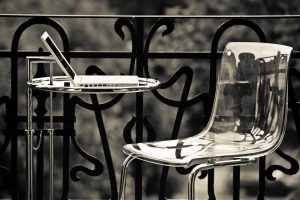 Cadeiras de acrílico: uma maneira elegante de ganhar espaço