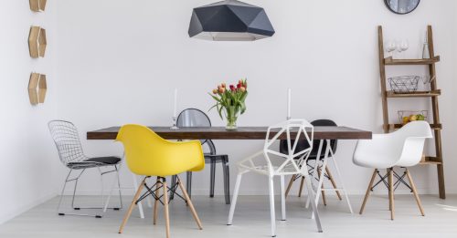 Diferentes designs de cadeiras na mesma mesa