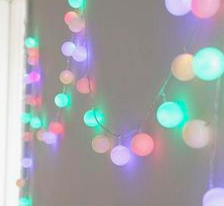 guirlanda feita com bolas de pingue-pongue