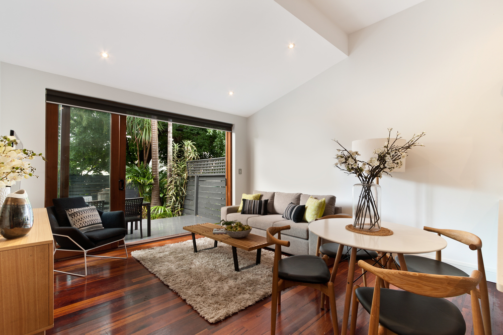 brincar com a iluminação para dar a sensação de uma sala de estar maior