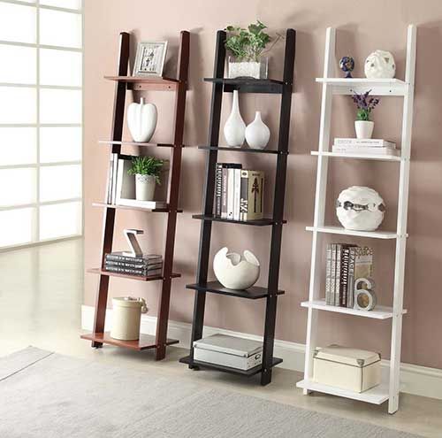 Prateleiras feitas com escadas-estantes originais