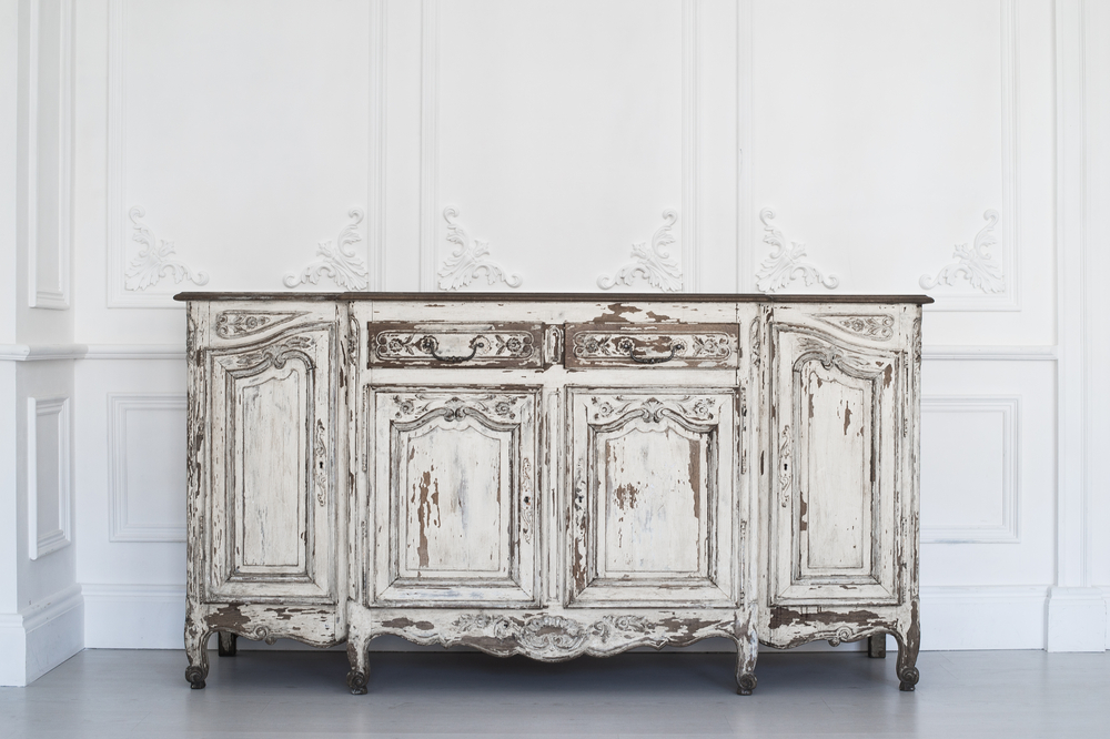 Uma opção é comprar uma cômoda antiga e restaurá-la.