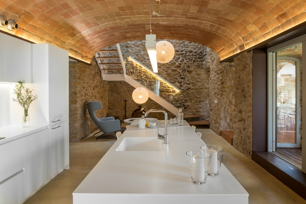 cozinha com parede de pedra-aparência natural