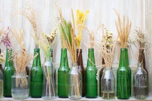 Ideias com garrafas de vidro para decorar a sua casa