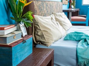 7 mesas de cabeceira modernas ideais para o seu quarto