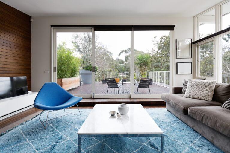 Casas mid-century em cinza e azul