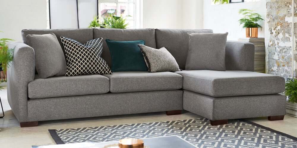 Sofás com chaise: os três melhores exemplos para decorar a sua sala