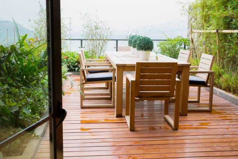 Decore o terraço com móveis e acessórios