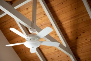 Ventiladores de teto silenciosos: agora você poderá dormir tranquilamente!