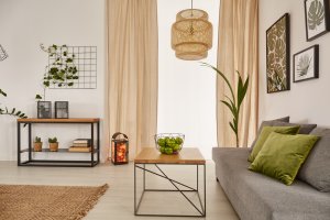 Como você pode combinar o cinza e o marrom na decoração?