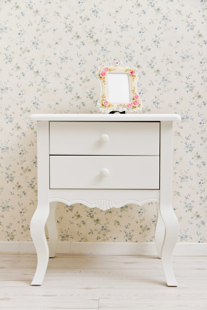 Estilo shabby chic- mesinhas de cabeceira brancas
