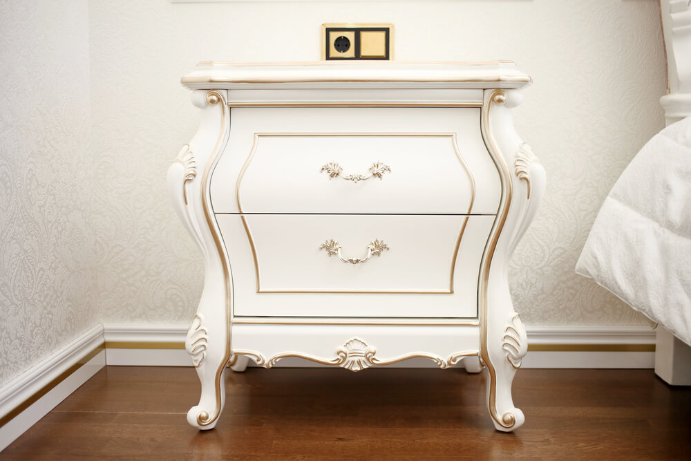 mesinhas de cabeceira brancas vintage