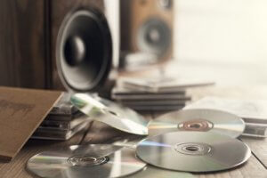 Experimente decorar os espelhos usando os seus CDs antigos