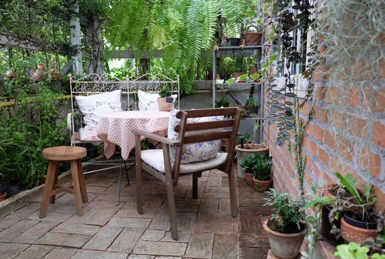 Decore sua sala ao ar livre com móveis bonitos