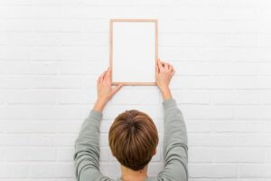 Pendurar quadros sem danificar as paredes