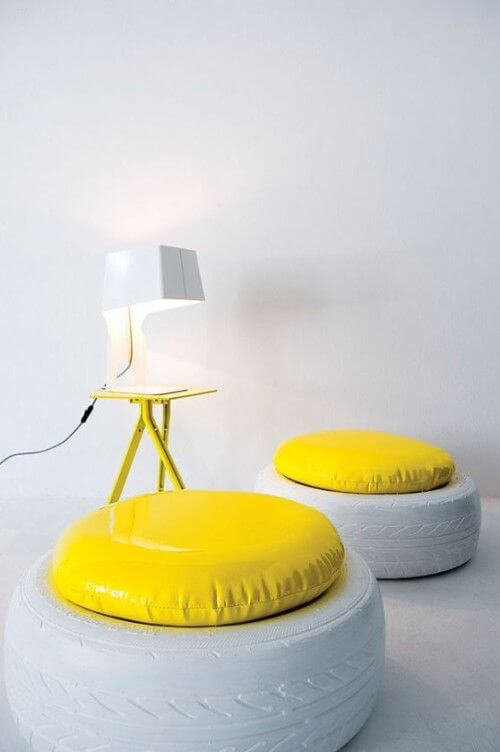 Bancos e mesas baixas com pneus