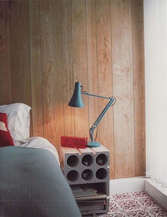 Mesa de cabeceira com blocos de concreto