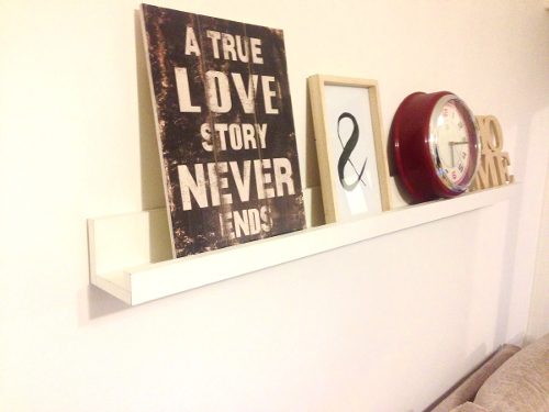 Decore uma parede misturando quadros- quadros que contenham frases