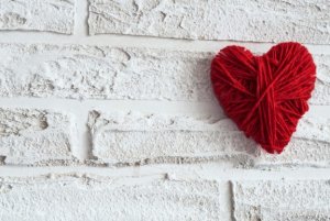 Decorar uma parede com corações
