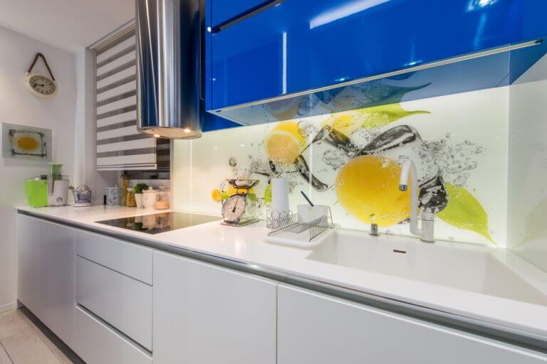 Cozinha com vinil e armários superiores em azul