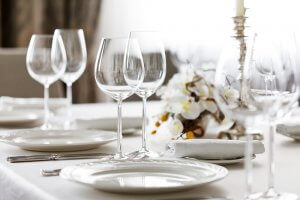Como arrumar uma mesa para um jantar formal?