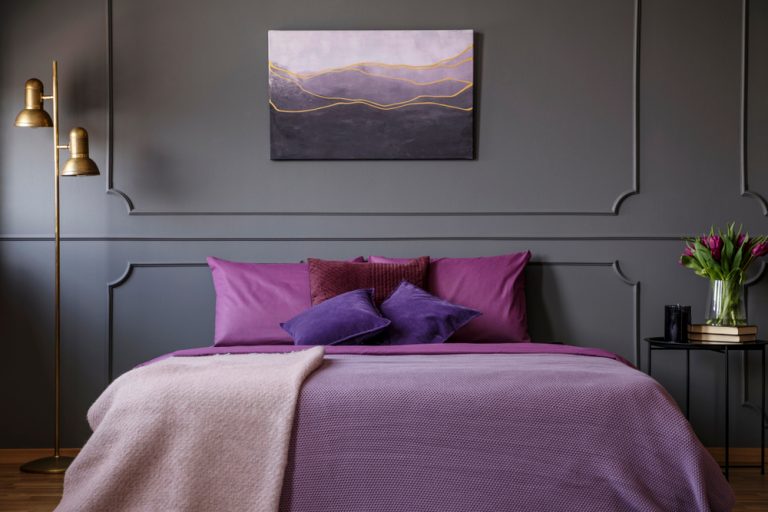 decorar um quarto com roxo para um quarto elegante