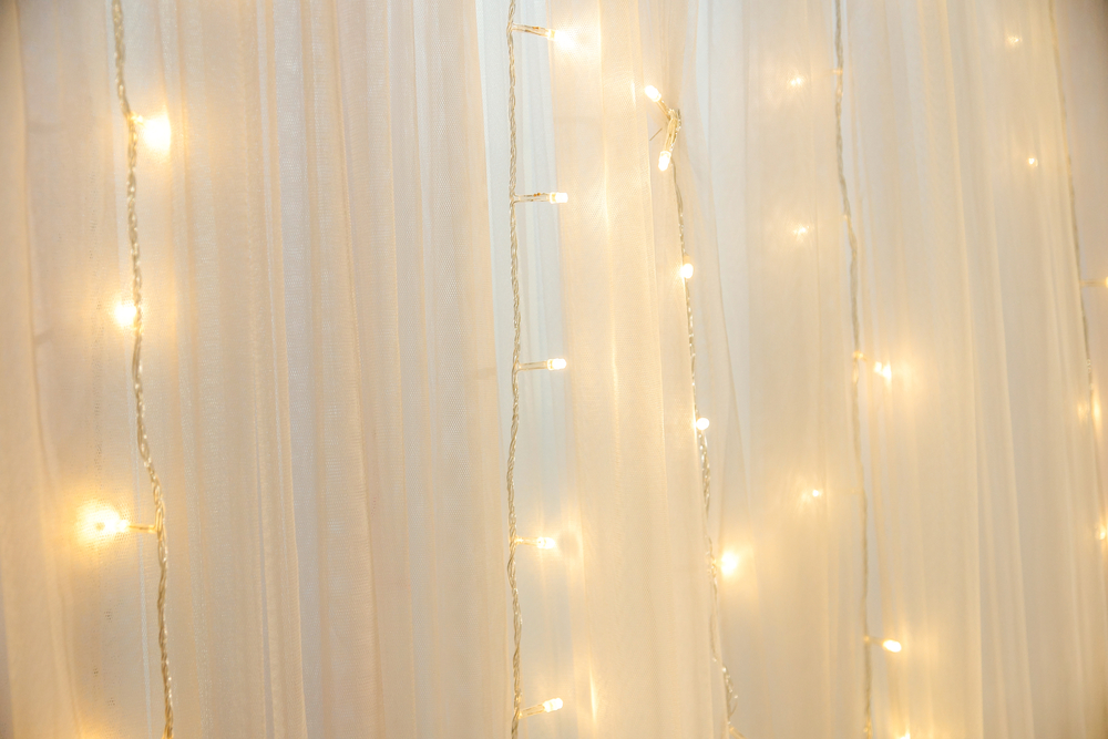 Véus no quarto com luzes de natal
