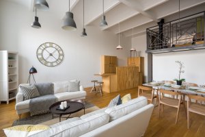 Decore os tetos altos com vigas aparentes