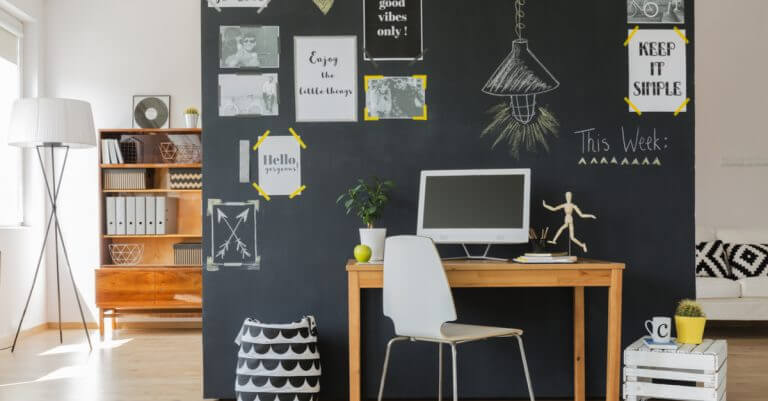 escritório com quadro-negro