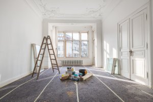 Decorar os tetos e paredes com estuques