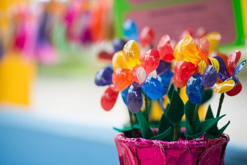 Brinquedos para crianças feitos de garrafas plásticas