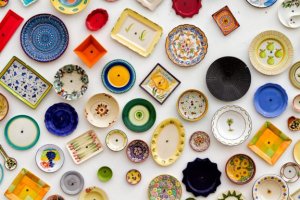 4 formas criativas de decorar a parede com pratos