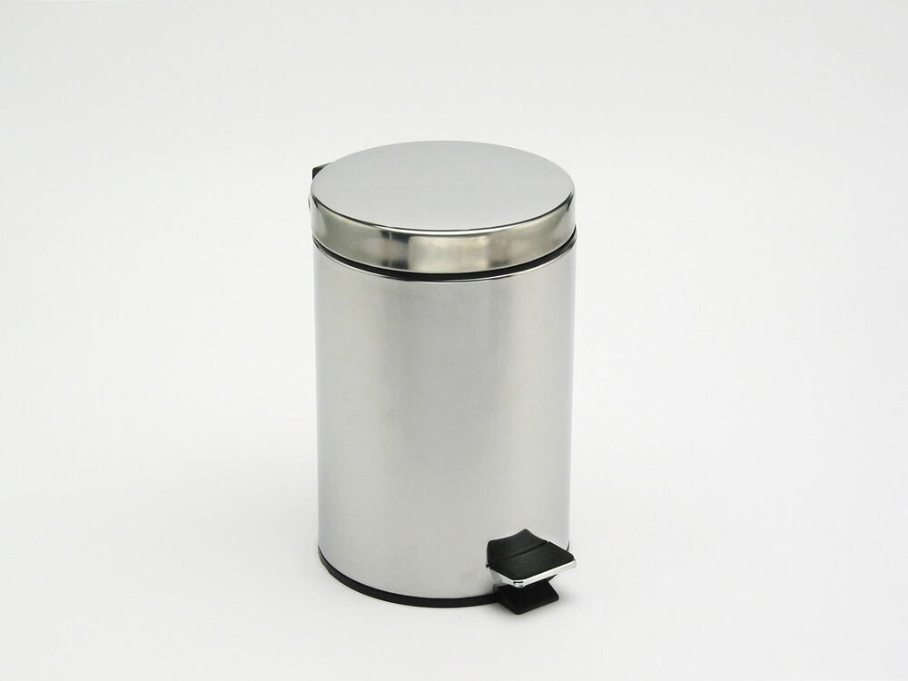 algumas latas de lixo para interiores