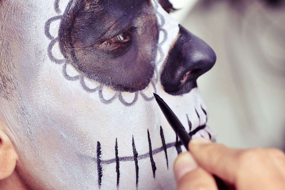 Use maquiagem ou tinta para tecido