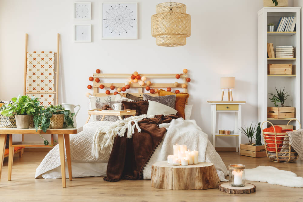 mesas com troncos de madeira