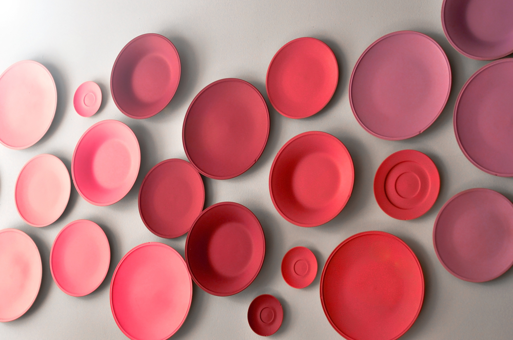 parede com pratos vermelhos