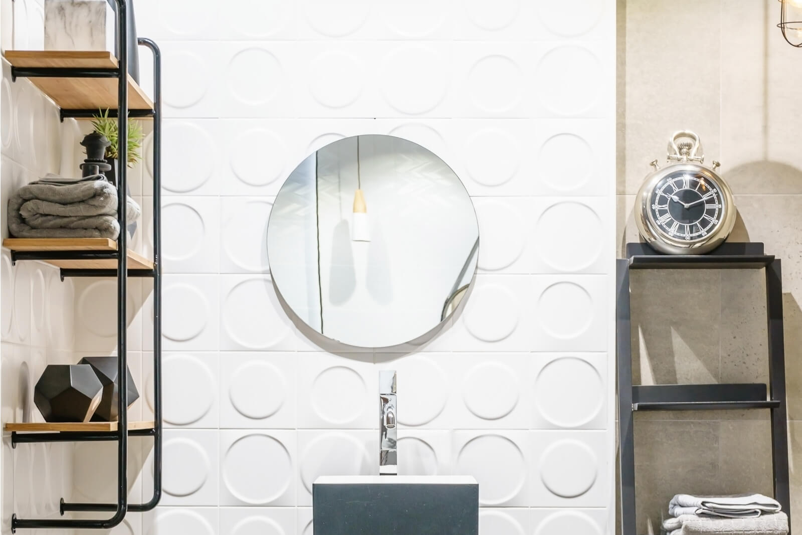 Papéis de parede com relevo e resistentes à umidade