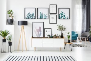Utilizar o conceito de simetria ao pendurar seus quadros