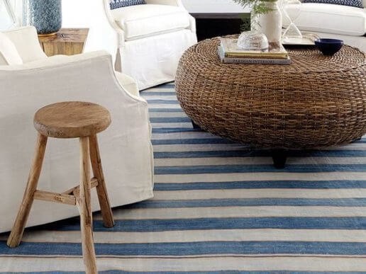 Um banquinho de madeira flutuante