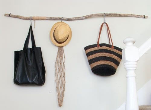 Um cabideiro de madeira flutuante