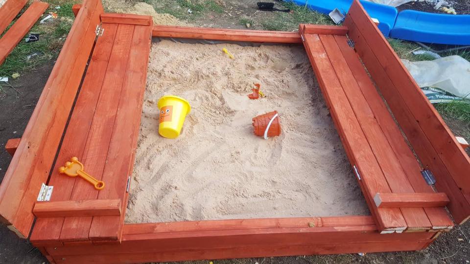 Parquinho com caixa de areia