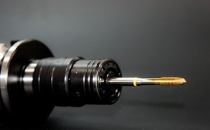 Como usar a furadeira corretamente em diferentes materiais?