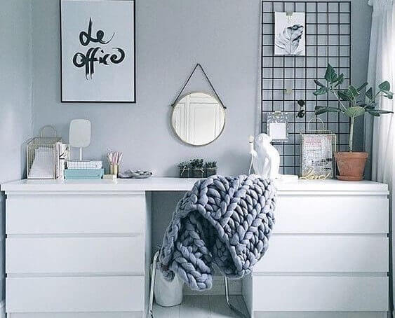 Móveis personalizados: mesa de trabalho feita com cômodas