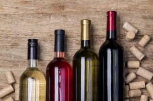 Caminho com garrafas de vinho para decorar o jardim