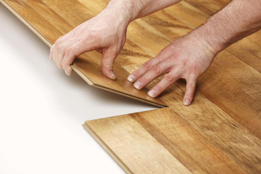 Os pisos laminados são fáceis de limpar e conservar