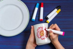 Como personalizar canecas com marcadores