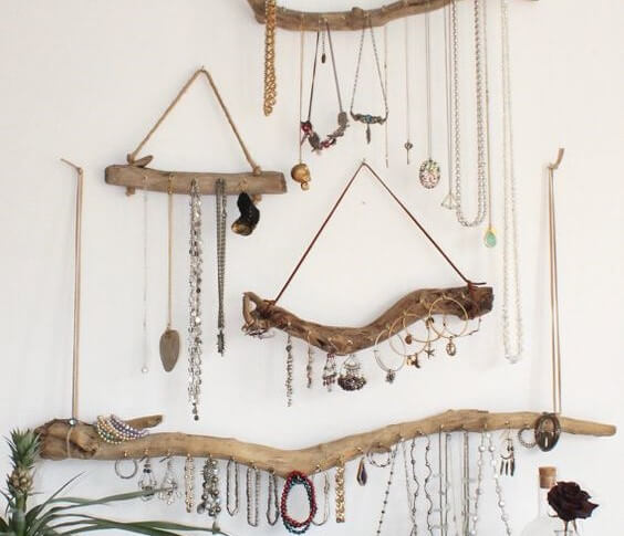 Um porta-joias de parede de madeira flutuante