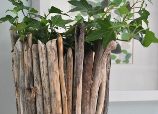 Um vaso de madeira flutuante