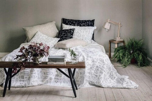 O Mud Cloth é típico da África, e seu processo artesanal é trabalhoso, já que utiliza o barro para sua estampagem