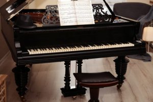 4 sugestões para destacar um piano na decoração